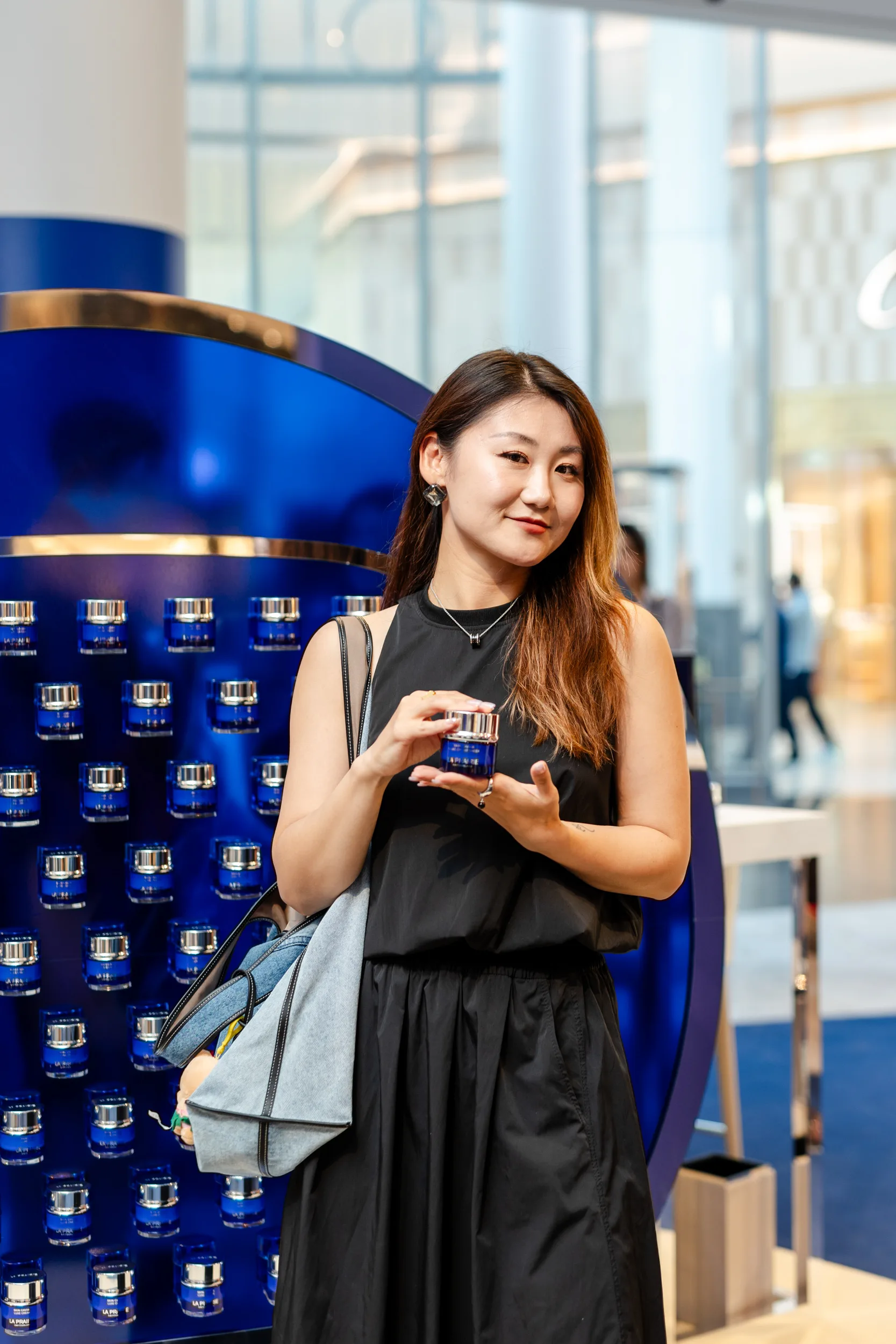 Black dress, blue display.