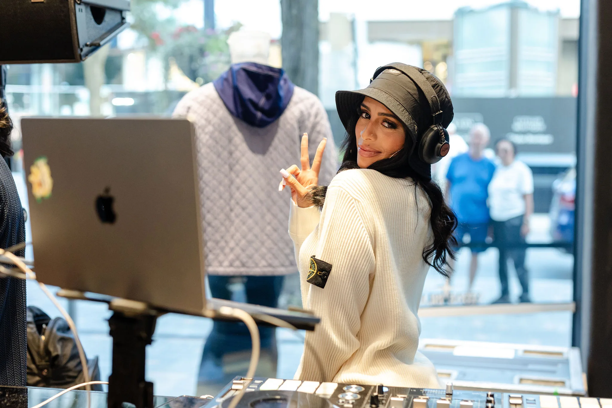Keywords: woman, headphones.